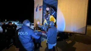 Hurma ve fıstık yağı yüklü tırda Bolu ve Düzce’ye geliyorlardı! İçinden 18 kaçak göçmen çıktı