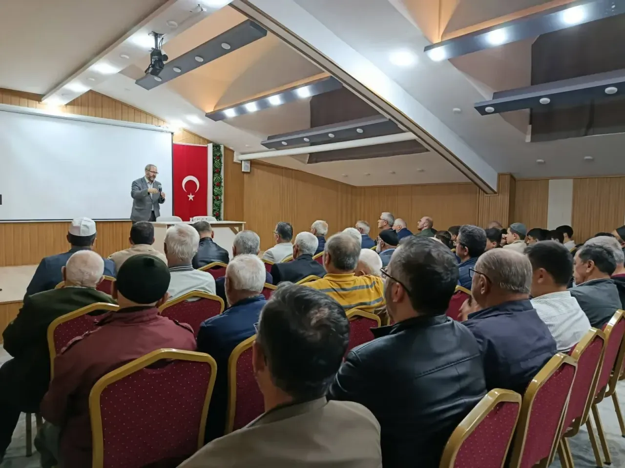 Yeniçağa İlçe Müftülüğü yeni hizmet binasında konferans serisi başlattı